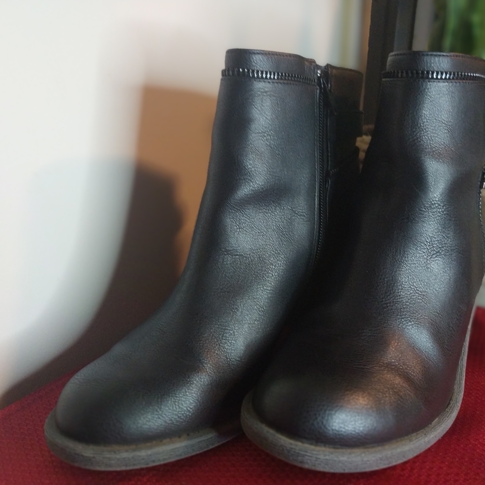 Gianni Bini Womem's 8.5 M Black Ankle Boots with Stacked Heel Black Leather - Picture 2 of 9